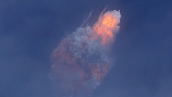 سبيس أكس تُفجر صاروخاً لاختبار نظام الهروب الفضائي الخاص بها