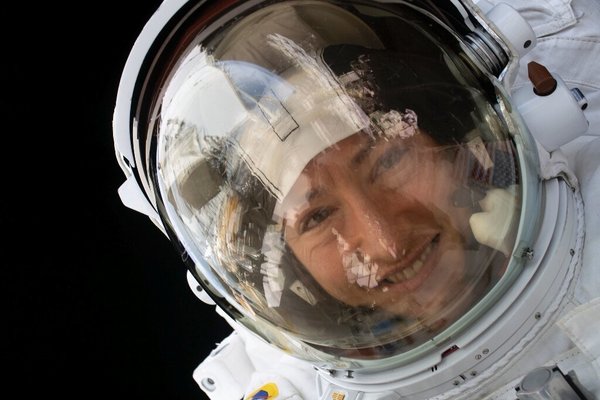 كريستينا كوك تعود إلى الأرض بعد تحطيمها الرقم القياسي لأطول مهمة فضائية نسائية