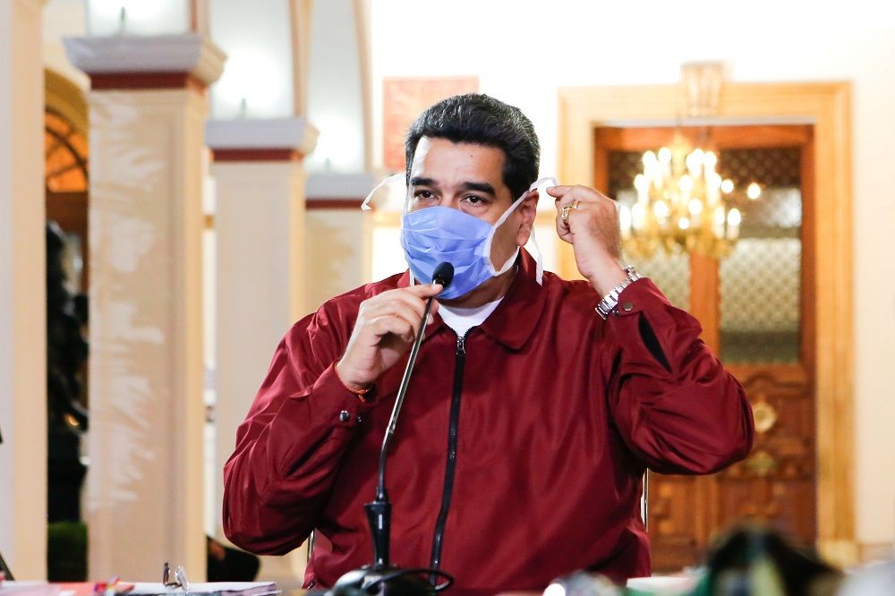 رئيس فنزويلا يشرح كيفية لبس القناع الطبي