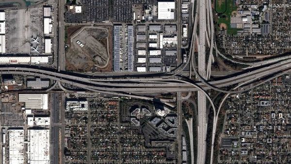 تقاطع الطريق السريع 405 مع الطريق I-105 في لوس أنجلوس في كاليفورنيا، في 29 نوفمبر/تشرين الثاني 2019.