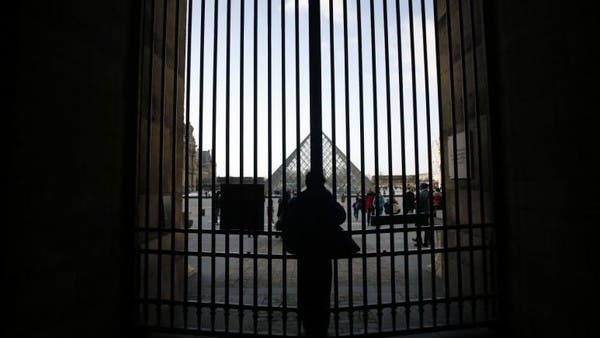 فرنسا.. متحف اللوفر يغلق أبوابه خشية كورونا
