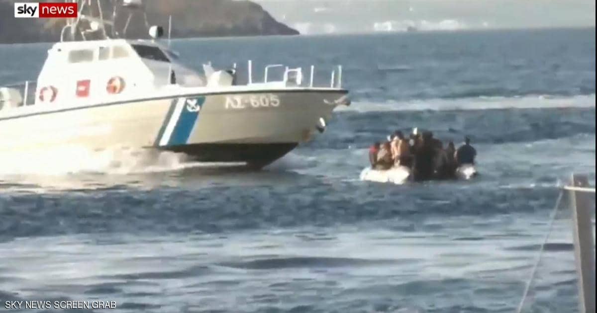 فيديو.. خفر سواحل اليونان يبعد قارب لاجئين بـ”الرصاص”