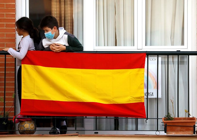 إسبانيا تطلب “السماح” من الأطفال بسبب إرغامهم على ملازمة المنزل