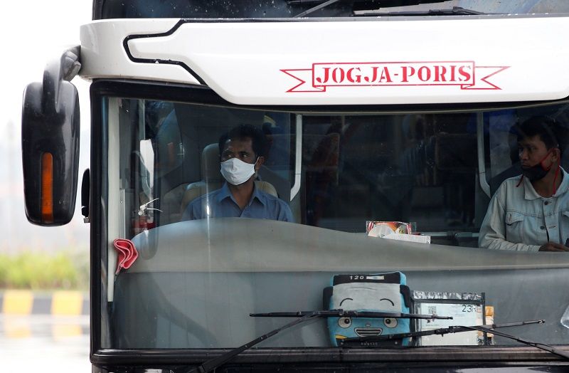 إندونيسيا تفرض قيودا على وسائل المواصلات مع ارتفاع وفيات كورونا