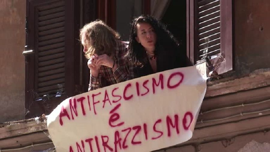  إيطاليون يغنون “بيلا تشاو” من الشرفات في يوم التحرير (فيديو)