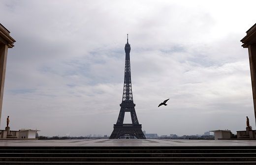 الحكومة الفرنسية تعرض استراتيجية لرفع تدابير الإغلاق
