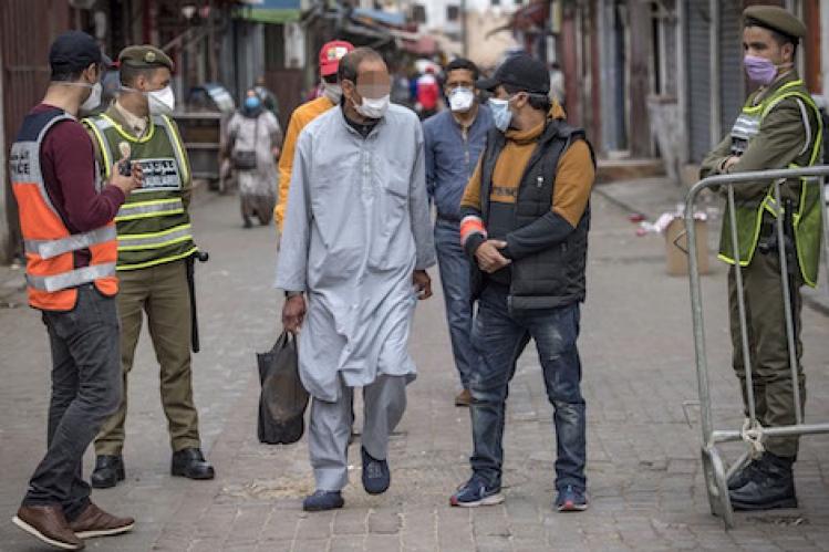 بحث سكان البيضاء عن الكمامات الواقية‬ يخرق الطوارئ الصحية