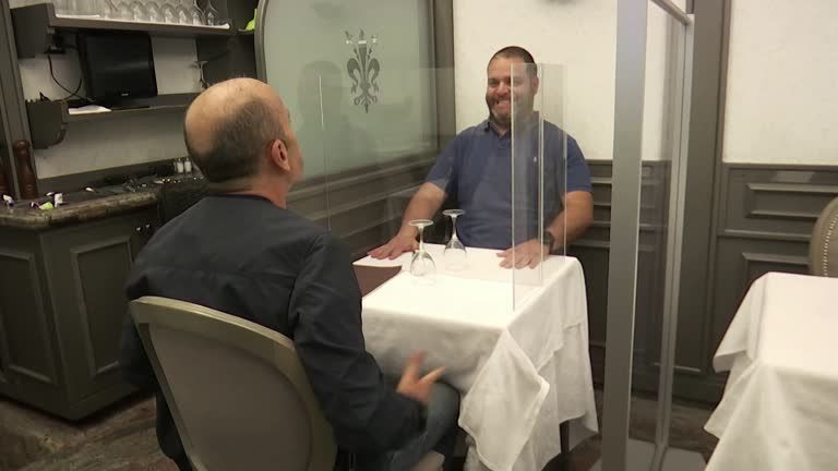 حواجز زجاجية في المطاعم الإيطالية لمحاربة فيروس كورونا