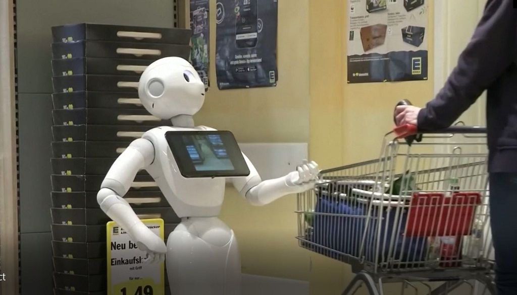 روبوت يذكر المتسوقين بمسافة أمان و ينشر الابتسامات على وجوه الألمان (فيديو)