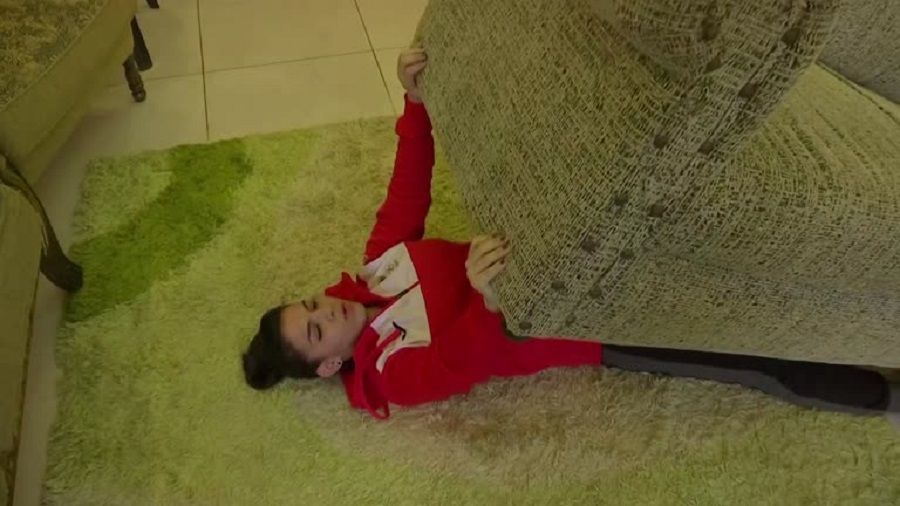 رياضية أردنية تستخدم شقيقتها كثقل في تدريبات الجودو بسبب قيود كورونا (فيديو)