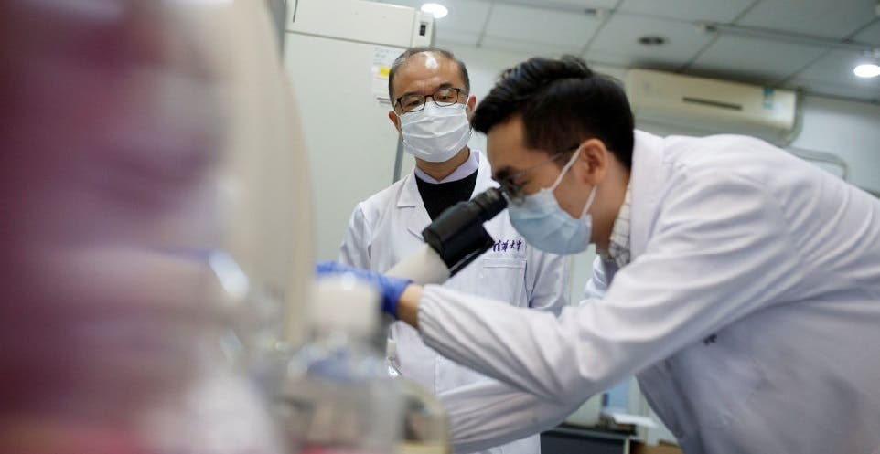 علماء صينيون نجحوا بمنع كورونا من الدخول إلى الخلايا