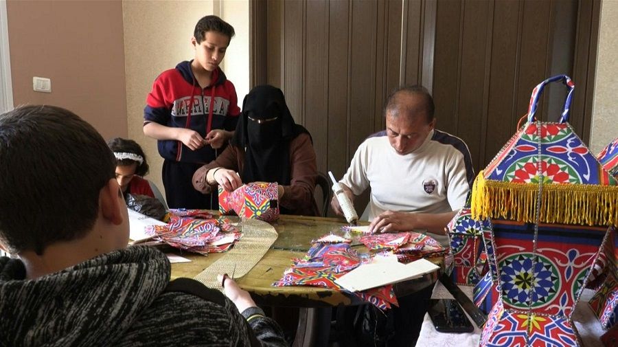 فلسطينيون يصنعون الفوانيس في منازلهم استعداداً لقدوم شهر رمضان (فيديو)