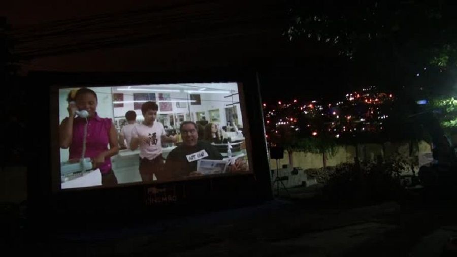 في البرازيل مشاهدة افلام  في الهواء الطلق أثناء فترة الإغلاق (فيديو)