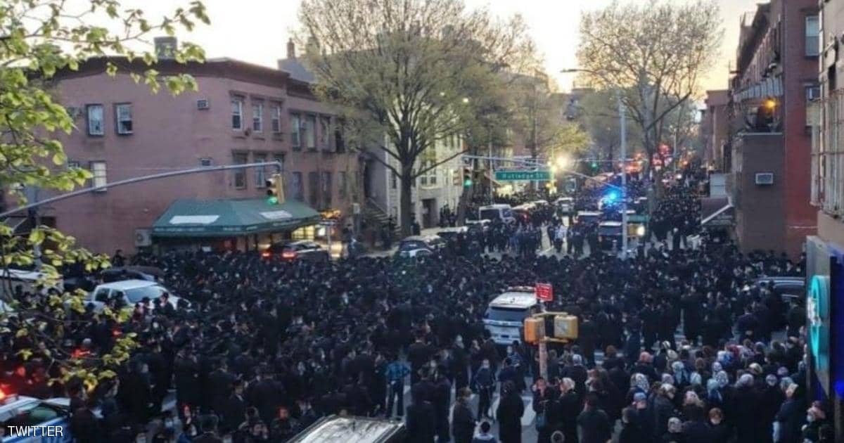 فيديو.. شرطة نيويورك تفرق آلاف اليهود تحدوا الحظر بسبب جنازة