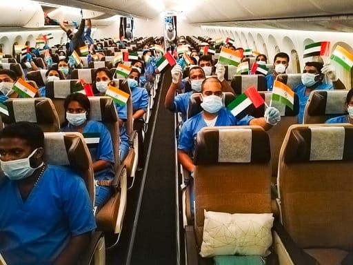 105 طبيب وممرض من الهند يصلون الإمارات للمساعدة في مكافحة ”كورونا“