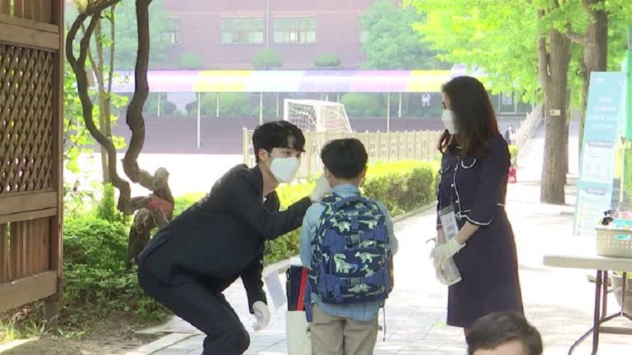 إعادة فتح المدارس في كوريا الجنوبية رغم ارتفاع حالات الإصابة بكورونا (فيديو)