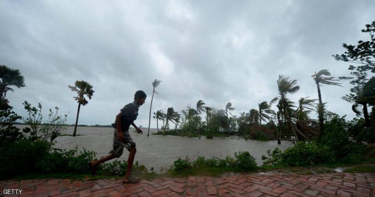 إعصار قوي يضرب الهند.. ويشرد الملايين
