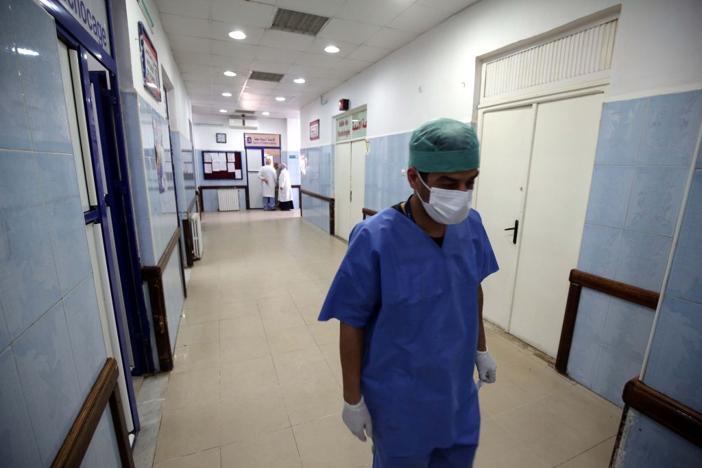 إقالة مدير مستشفى في الجزائر بعد وفاة طبيبة بكورونا