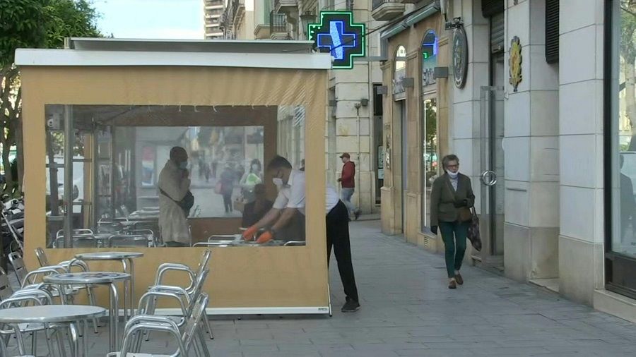 الزبائن يعودون إلى شرفات المقاهي في أجزاء من إسبانيا (فيديو)