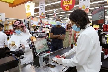 السعودية تخفف تدريجيا القيود التي فرضتها لمواجهة فيروس كورونا