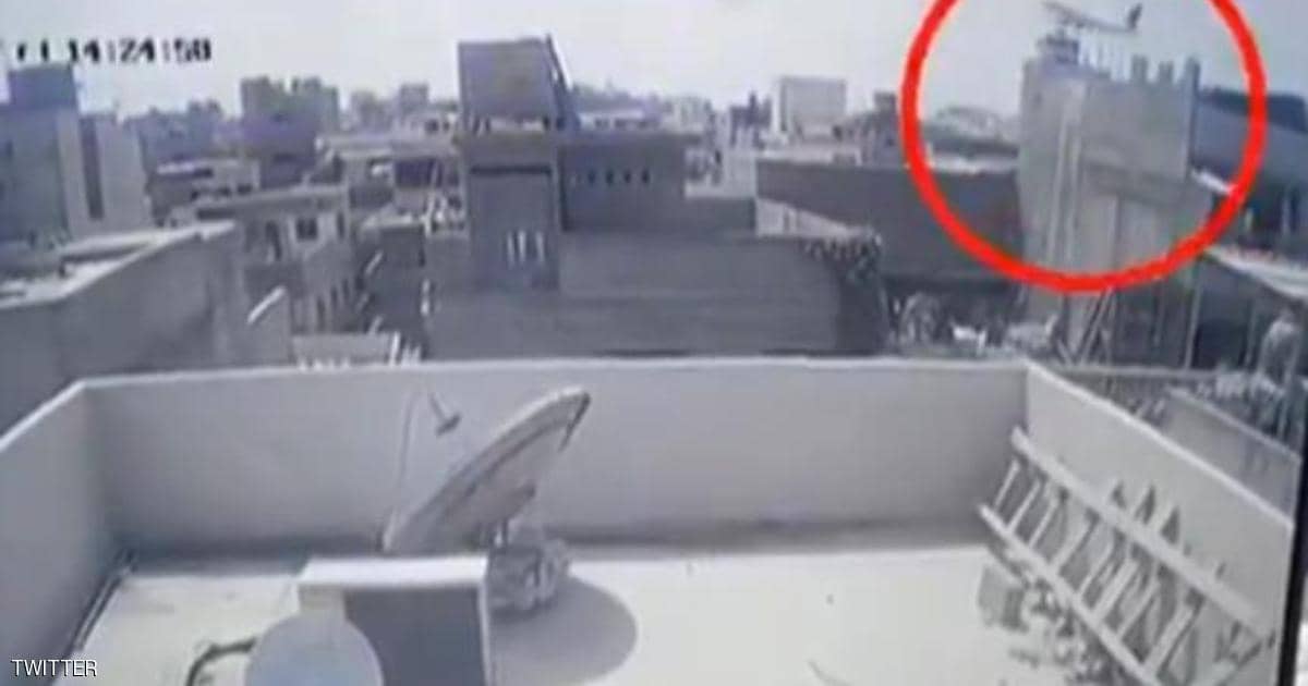 بالفيديو.. لحظة السقوط المروع لطائرة باكستانية فوق البنايات