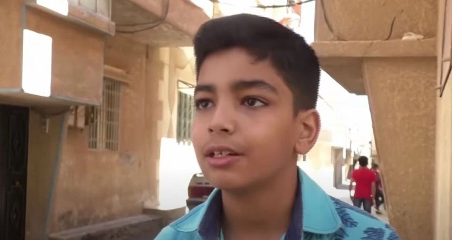 بعد تعليق كرة القدم بسبب كورونا.. فتى سوري يعلق على المباريات على الإنترنت (فيديو)