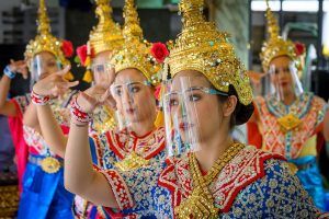 بلباس تقليدي و دروع واقية راقصات يحتفلن بتخفيف تدابير الإغلاق في تايلاند
