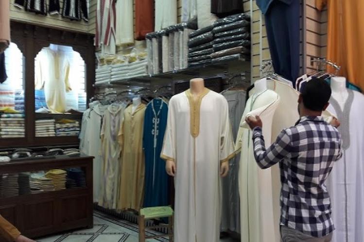 تجار يستعينون بالإنترنت لترويج ملابس عيد الفطر