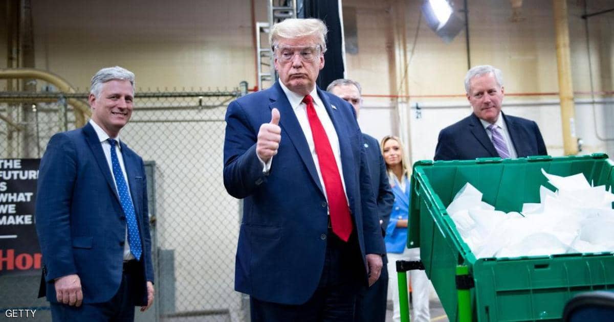 ترامب يتحدى إجراءات الوقاية من كورونا في مصنع للكمامات