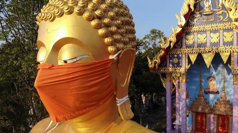 تمثال عملاق لبوذا يضع قناعاً واقياً في تايلاند (فيديو)