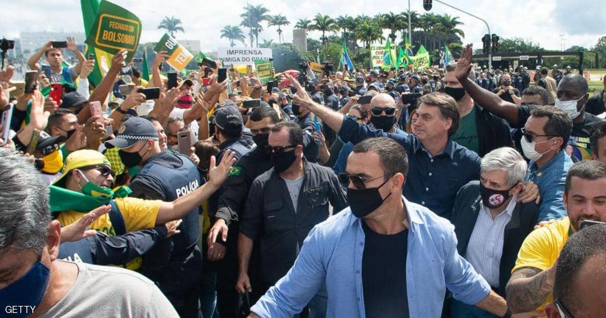 رئيس البرازيل يتحدى كورونا.. بـ”تصرف جنوني”