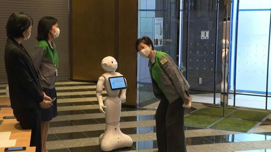 روبوت يستقبل المرضى في فندق ياباني (فيديو)