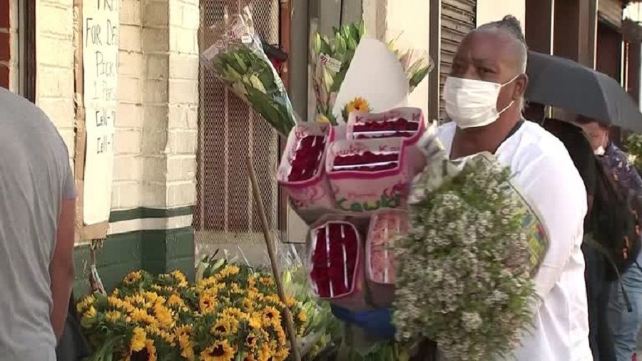 سوق الزهور في لوس أنجلوس مزدحم بمناسبة الاحتفال بعيد الأم (فيديو)