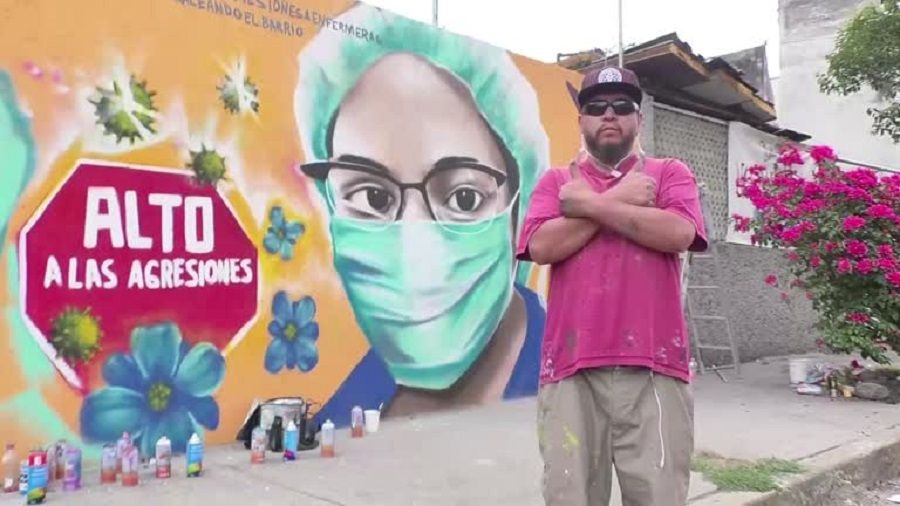 فنان غرافيتي مكسيكي يحتفي بالعاملين الصحيين على خط المواجهة الوبائي (فيديو)