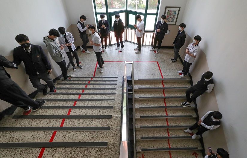 كوريا الجنوبية تفتح المدارس امام الطلاب بعد كبح الوباء