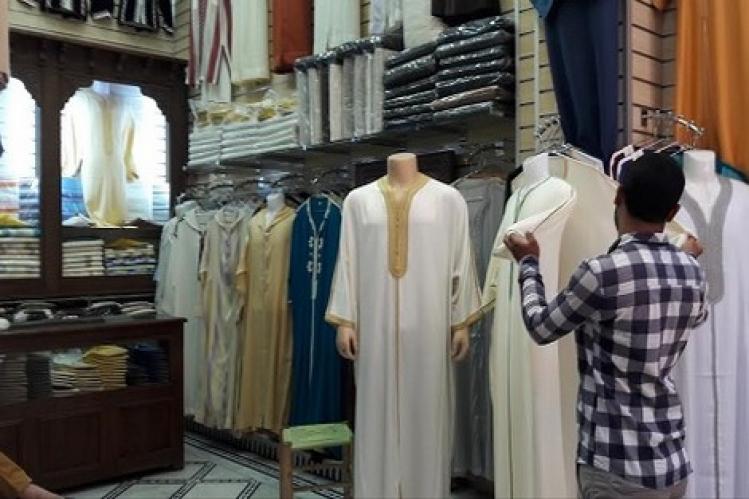 محلات لبيع “ملابس العيد” تتحايل على “الطوارئ”