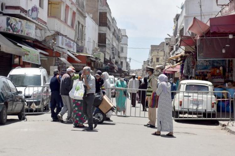 مغاربة يتجاوزون “الطوارئ الصحية” بالإقبال الكثيف على التسوق