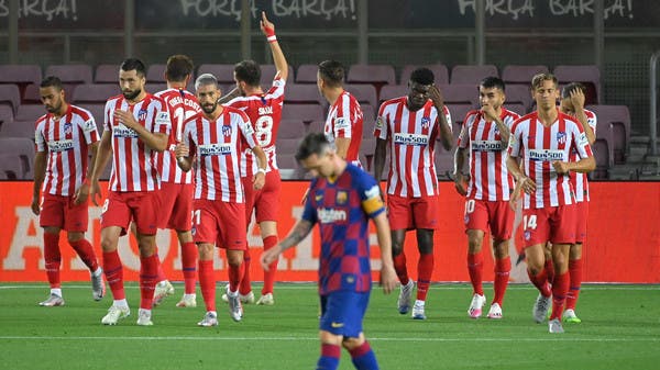 أتلتيكو يوقف برشلونة ويقرب ريال مدريد من اللقب