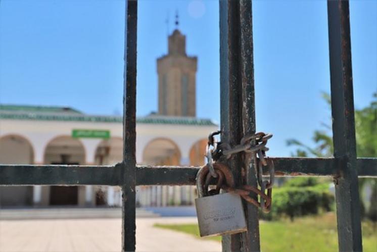 إبقاء إغلاق المساجد يتحول إلى ترويج مزاعم بـ”استهداف الإسلام”