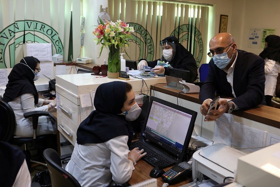 إيران تحذر من العودة لفرض “إجراءات صارمة” بعد تزايد وفيات كورونا