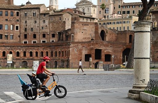 إيطاليا تدعو للحذر مع وجود مؤشرات منذرة للوباء