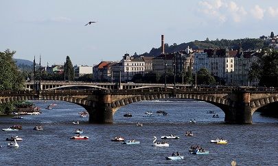 ارتفاع حالات الإصابة بكورونا في التشيك مع بدء موسم العطلات