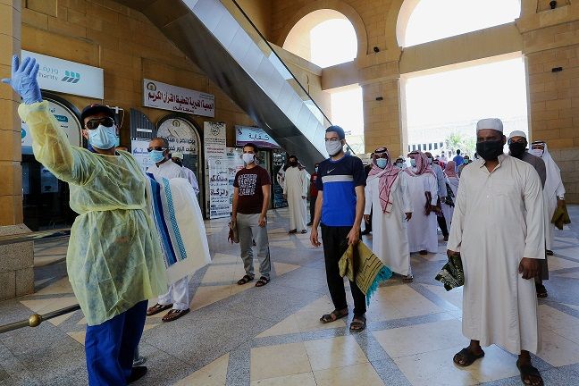 السعودية ترفع حظر التجول بالكامل.. واستمرار تعليق العمرة والرحلات الدولية