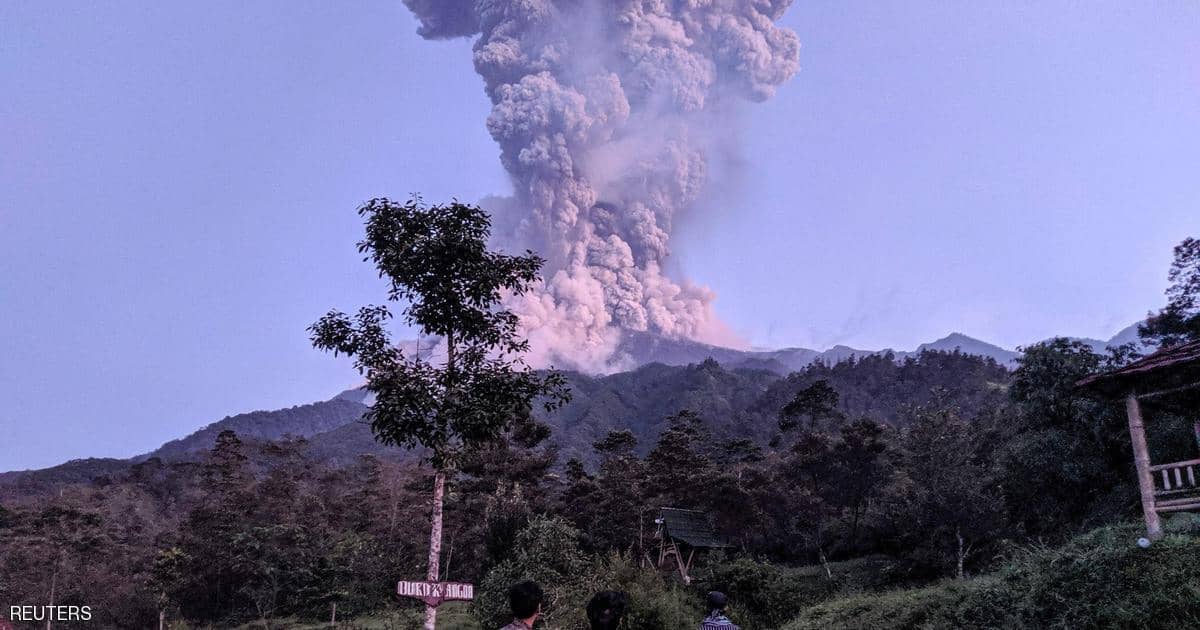 بركان “ميرابي” يقذف الرماد لآلاف الأمتار