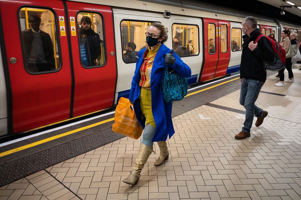 بريطانيا: ارتداء قناع الوجه سيكون إلزامياً خلال استخدام وسائل النقل العام
