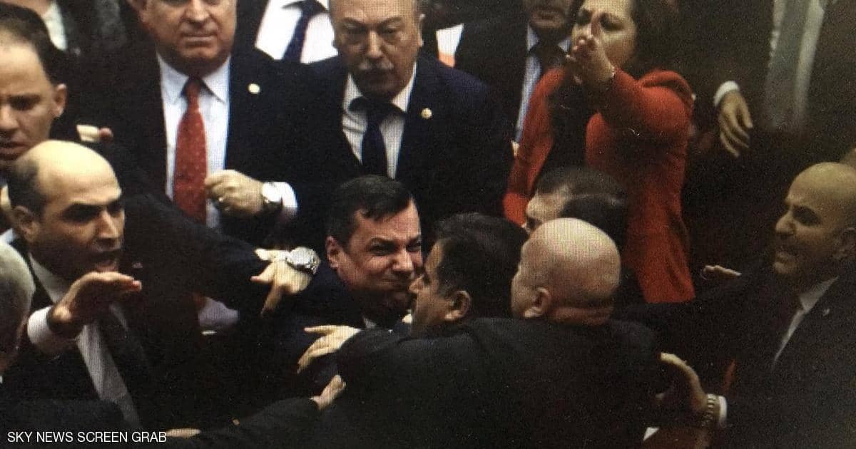 بعد “عراك”.. البرلمان التركي يمرر قانون “ميليشيات الشوارع”