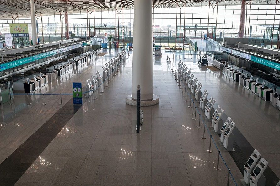خوفا من كورونا.. إلغاء أكثر من ألف رحلة جوية في مطاري بكين