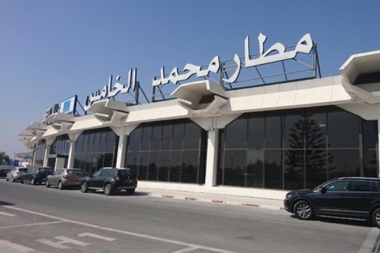 سيارات عالقة بسبب كورونا تنتظر “الإفراج” في مطار محمد الخامس