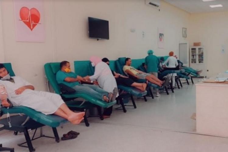 نشطاء يتبرعون بأكياس لمركز تحاقن الدم بمراكش
