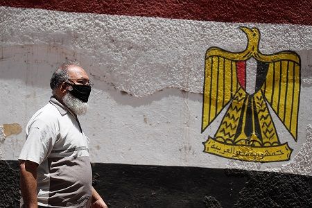 وزير مصري “يعزل نفسه” بعد مخالطة مصاب بكورونا